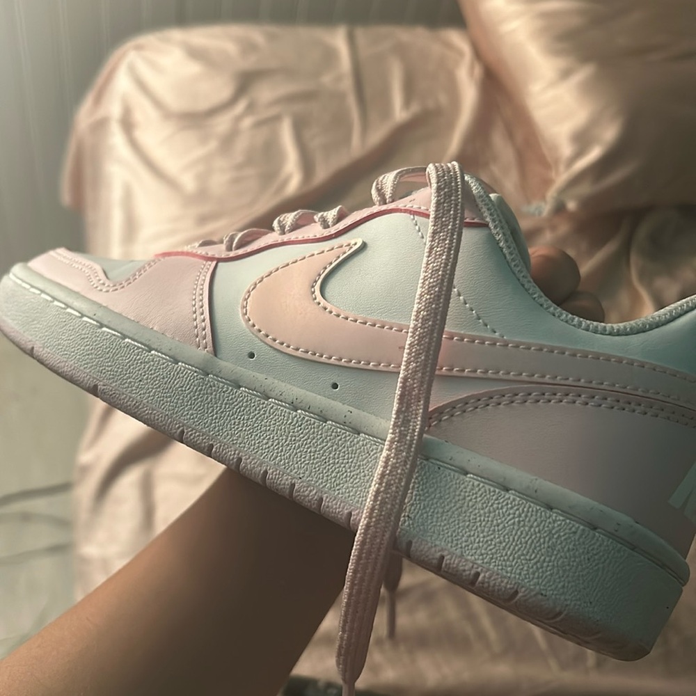 Brand new Nikes:)🤍🩷never even worn.